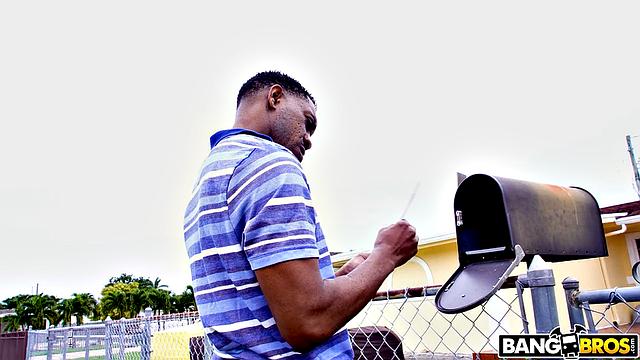 Эшли Алеиг соблазняет соседа и получает горячий секс в душе и на полу гостиной с финишем на лице от Джонатана Джордана.