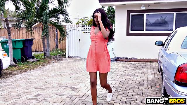 Эшли Алеиг соблазняет соседа и получает горячий секс в душе и на полу гостиной с финишем на лице от Джонатана Джордана.