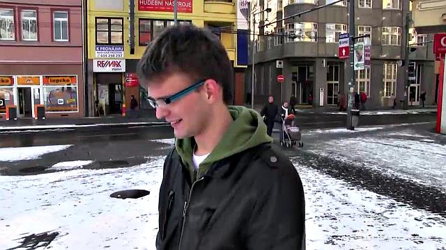 Два мачо устраивают проверку на прочность - кто дольше выдержит без презика