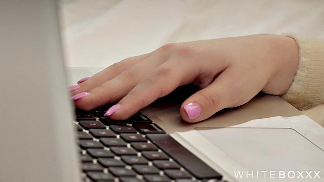 Рика Фане не выдерживает и соблазняет Томи Кабрио прямо в постели, забыв о работе.