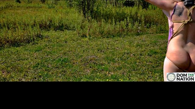 красотка на солнечном bdsm сессии пьет писю и ловит плётку