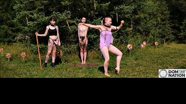 красотка на солнечном bdsm сессии пьет писю и ловит плётку