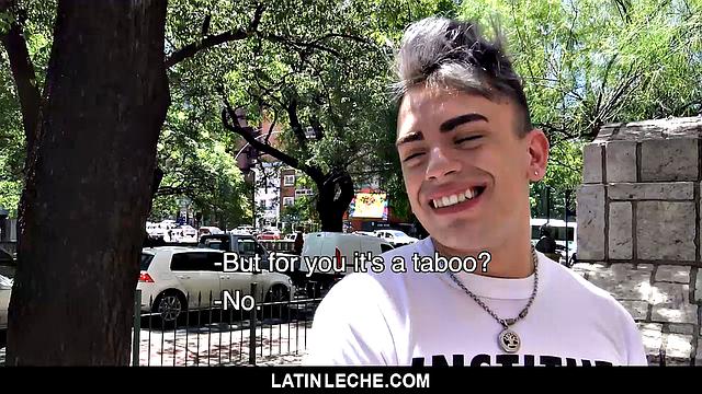 кучерявый латинец отсасывает и ловит по полной