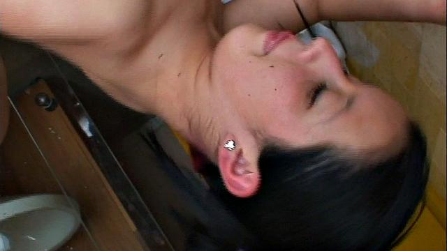 Две латинки ласкают друг друга в ванной