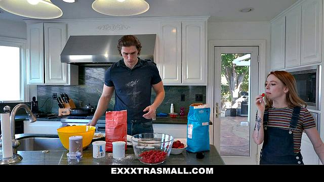 Она сводит его с ума на кухне, он не выдерживает