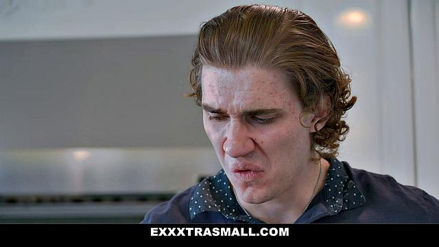 Она сводит его с ума на кухне, он не выдерживает