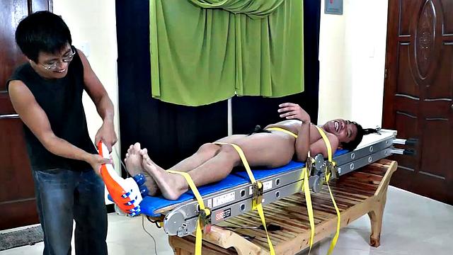 лоренцо на скамье: двое парней щекочут гладкие ступни и подмышки