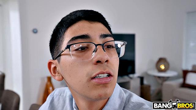 Лоли Деймс трахается с Диего Пересом и получает сперму на лицо за молчание о его двойках.