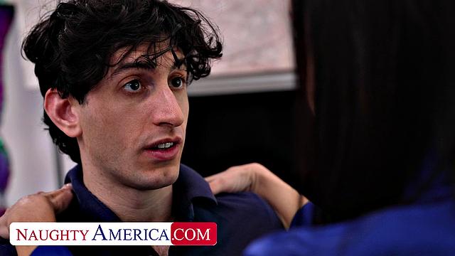 Опытная milf никого не оставит равнодушным - рейган раздает минет и трахается от души с ником.