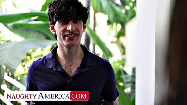 Опытная milf никого не оставит равнодушным - рейган раздает минет и трахается от души с ником.