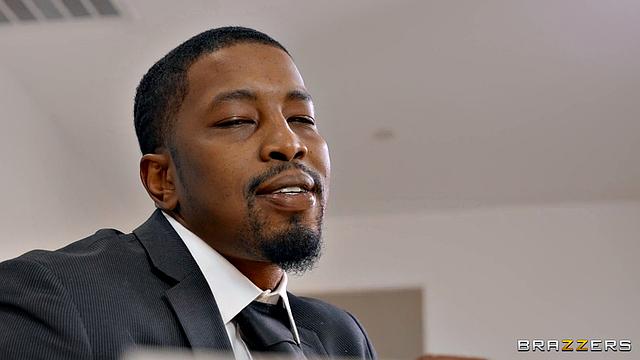 Лулу Чу соблазняет ведущего и получает жёсткий трах прямо в офисе шоу Morning Wood.