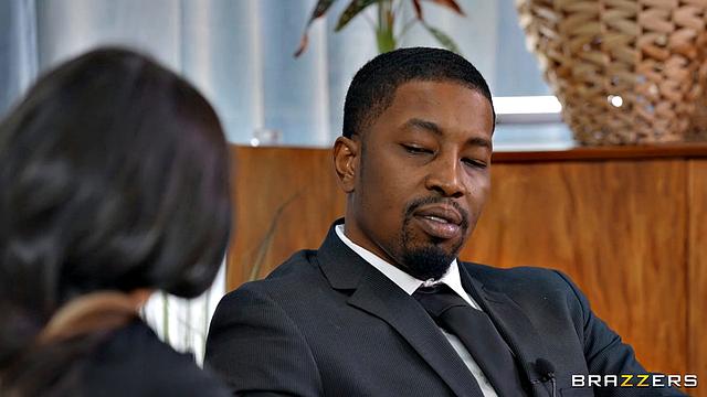 Лулу Чу соблазняет ведущего и получает жёсткий трах прямо в офисе шоу Morning Wood.