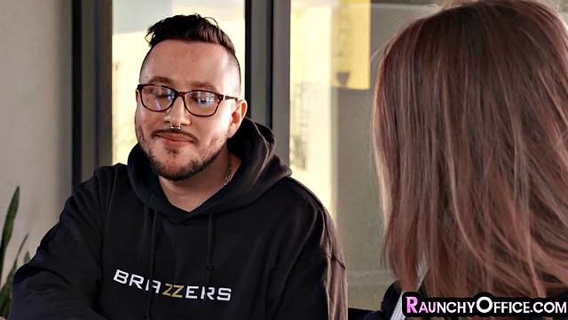 Зрелая офисная блондинка с шикарной грудью страстно ебётся на рабочем месте, жадно принимает всё внутри себя.