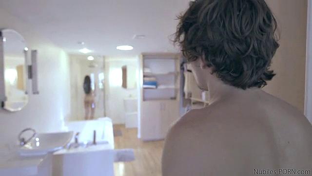 Сексуальная брюнетка Мари делает мокрый минет в душе и скачет на члене