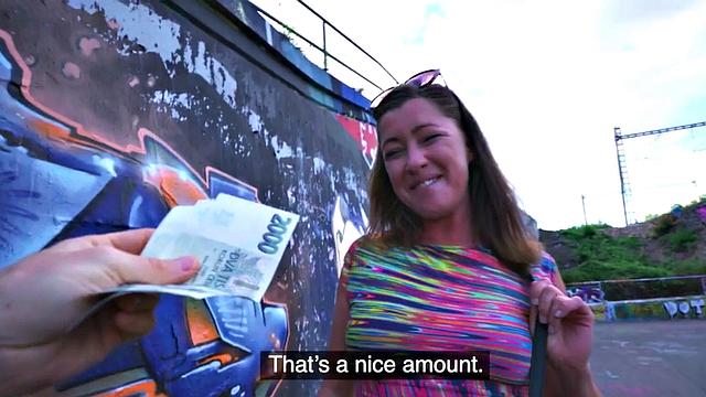 Зрелая европейка сосёт незнакомцу за деньги