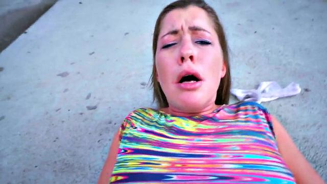 Зрелая европейка сосёт незнакомцу за деньги