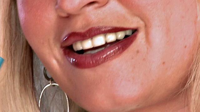 Риэлторша с огромными сиськами соблазняет покупателя прямо на показе