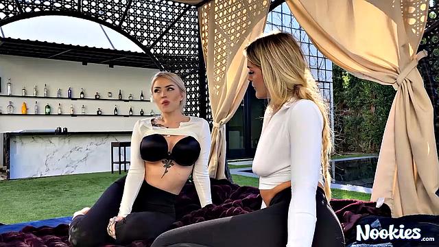 Татуированная попутчица отсасывает в лесу и получает жёсткий трах с кремпаем на природе.