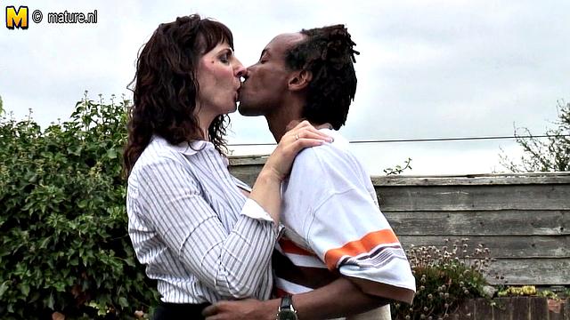 британская зрелая жена сосёт чёрный член дома