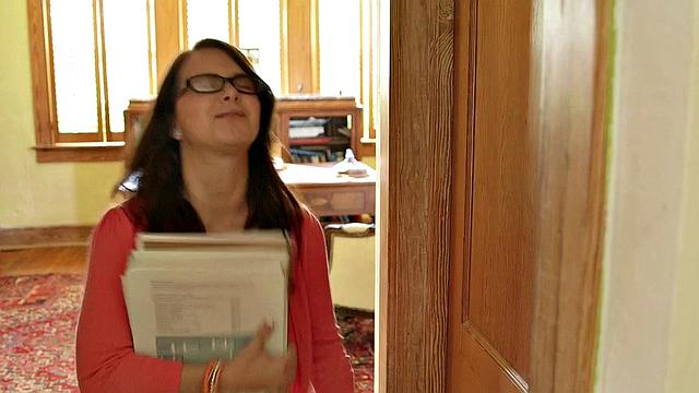 зрелая соблазнительница и дерзкая брюнетка зажигают в мокром трио