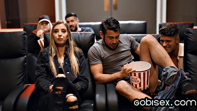 Два бисексуала трахают волосатую зрелую в групповухе втроём.