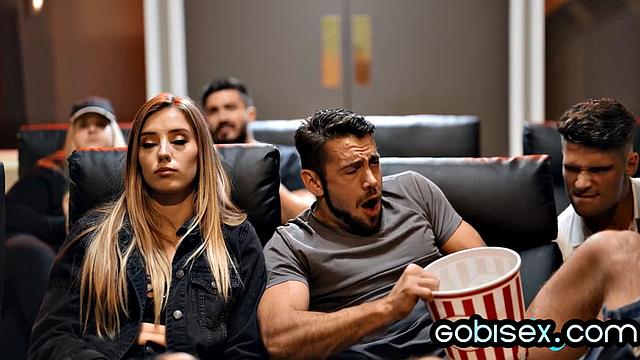 Два бисексуала трахают волосатую зрелую в групповухе втроём.