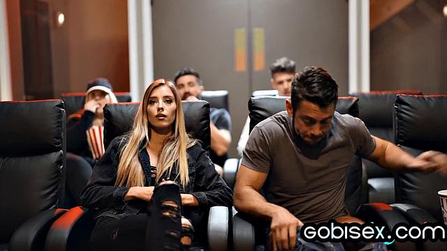 Два бисексуала трахают волосатую зрелую в групповухе втроём.