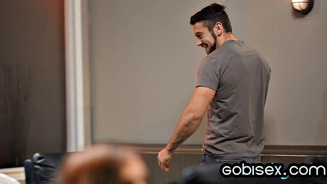 Два бисексуала трахают волосатую зрелую в групповухе втроём.