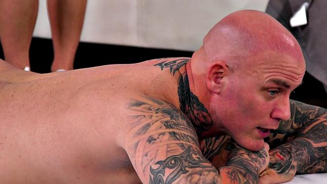 Slutty massaging babe loves fucking hard in oiled pussy