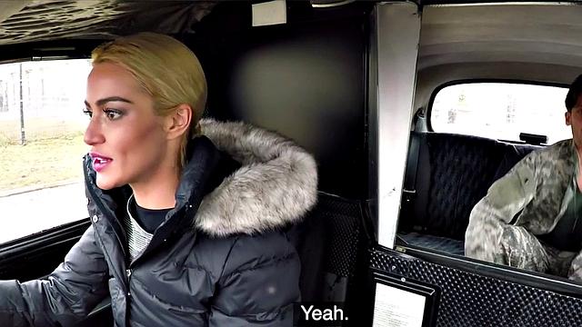 блондинка таксистка в чулках получает кунилингус и трахается на заднем сиденье