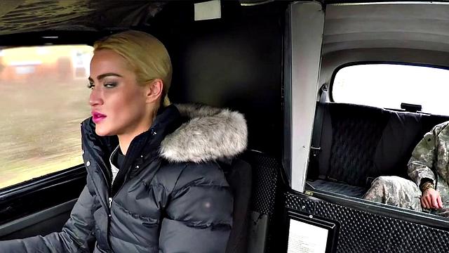 блондинка таксистка в чулках получает кунилингус и трахается на заднем сиденье