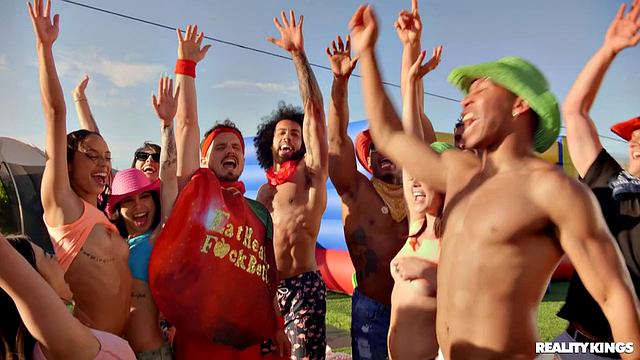 Angel Youngs катается на механическом быке и получает секс с победителем в Project DTF доме.