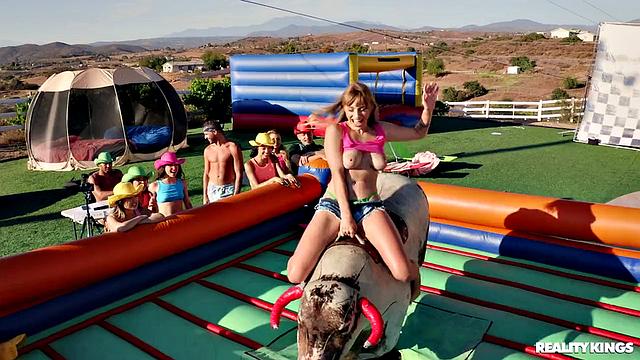 Angel Youngs катается на механическом быке и получает секс с победителем в Project DTF доме.