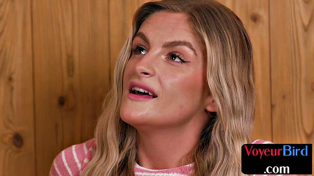 Миниатюрная вуайеристка смотрит, как парень дрочит напротив неё.