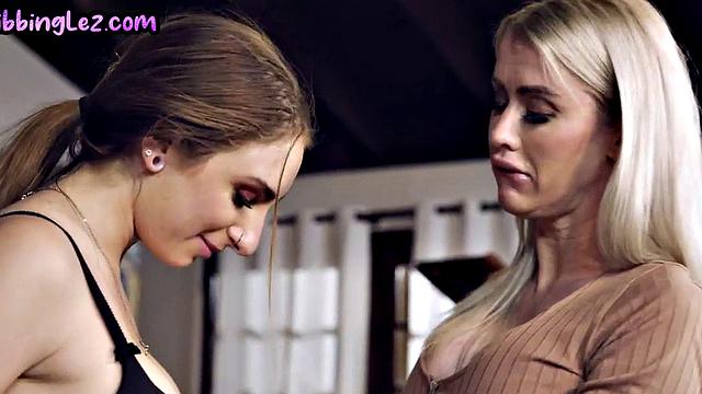 милфа проголодалась и решила попробовать горничную