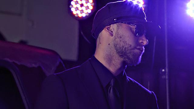 аппетитная брюнетка с пышной жопой трахается и тверкует на машинах на свалке