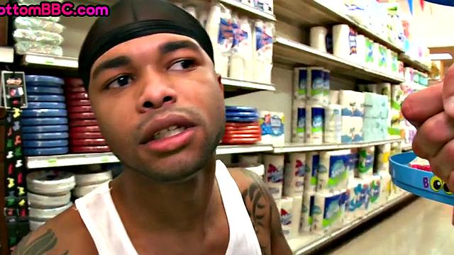 Смотри, как черного парня снимают и трахают за деньги прямо в магазине