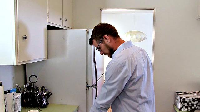 отчим учит сына как жёстко трахать и кончать в попку