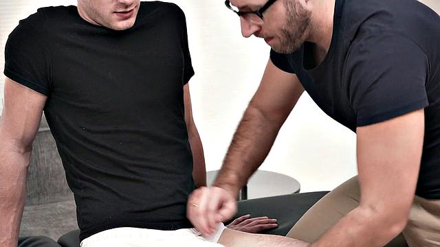 Daddybottom rimmed and fucked by twunk on table