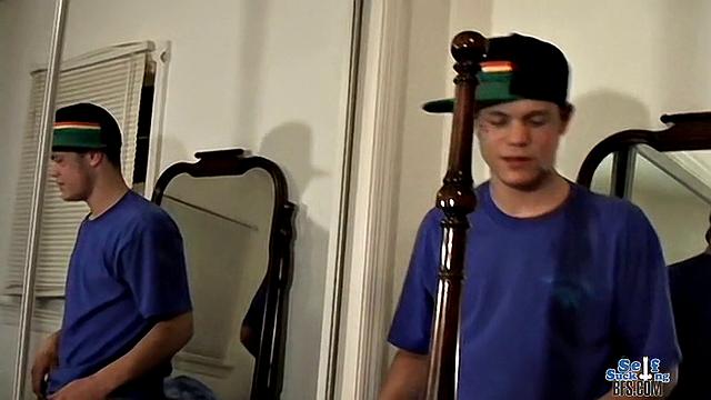 Бумер Джейкоби дрочит у зеркала