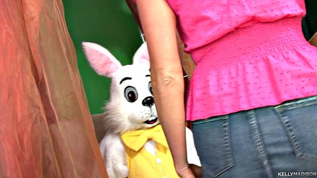 Сексуальные блондинки разрывают пасхальную вечеринку в масках