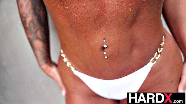 австралийская блондинка с мощной жопой пробует суперчлен, хейли ржёт до слёз