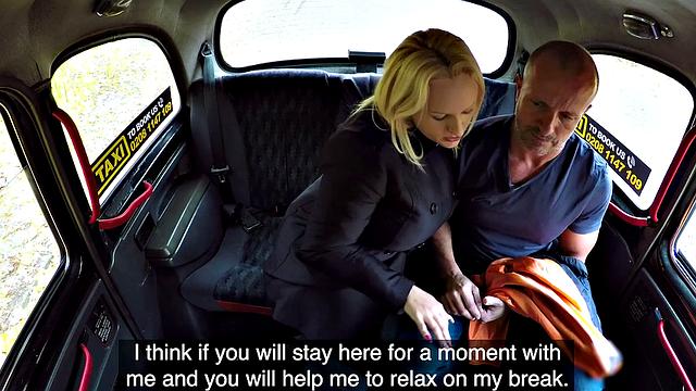 таксистка с большими сиськами заливает салон - у кого смена, у кого оргазм