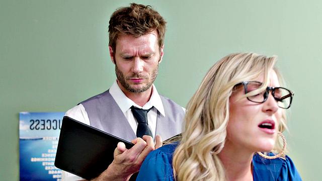 Пенелопа стонет на офисном диване, когда Ники заливает её до краёв