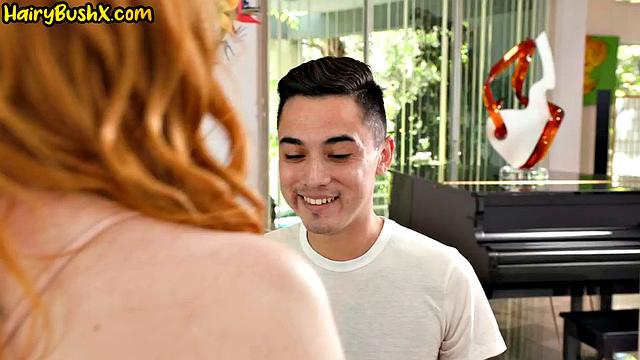 Рыжая с огромной жопой скачет на члене, как будто это её хобби, а парень только держись за кровать!