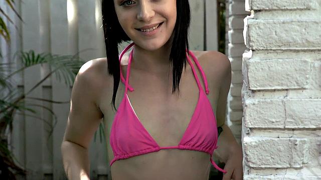 Мачеха затянула задротку-падчерицу в семейное трио с отчимом