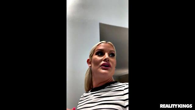 Джули Кэш вломилась к Дэймону Дайсу, нюхает трусы и получает свой звездный трах с юмором и камерой наготове.