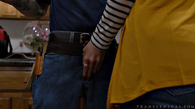 Эмма Роуз страстно скачет на члене Зака Бишопа и получает удовольствие от анала с транс-девушкой на вершине страсти.