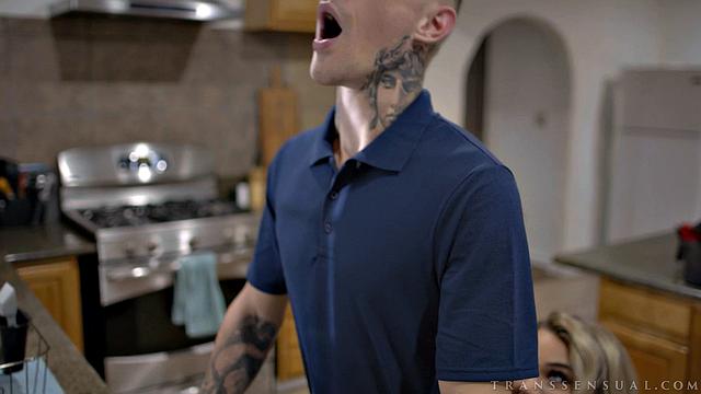 Эмма Роуз страстно скачет на члене Зака Бишопа и получает удовольствие от анала с транс-девушкой на вершине страсти.