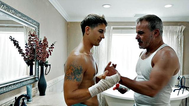 отчим моет взрослого пасынка в душе и дрочит ему